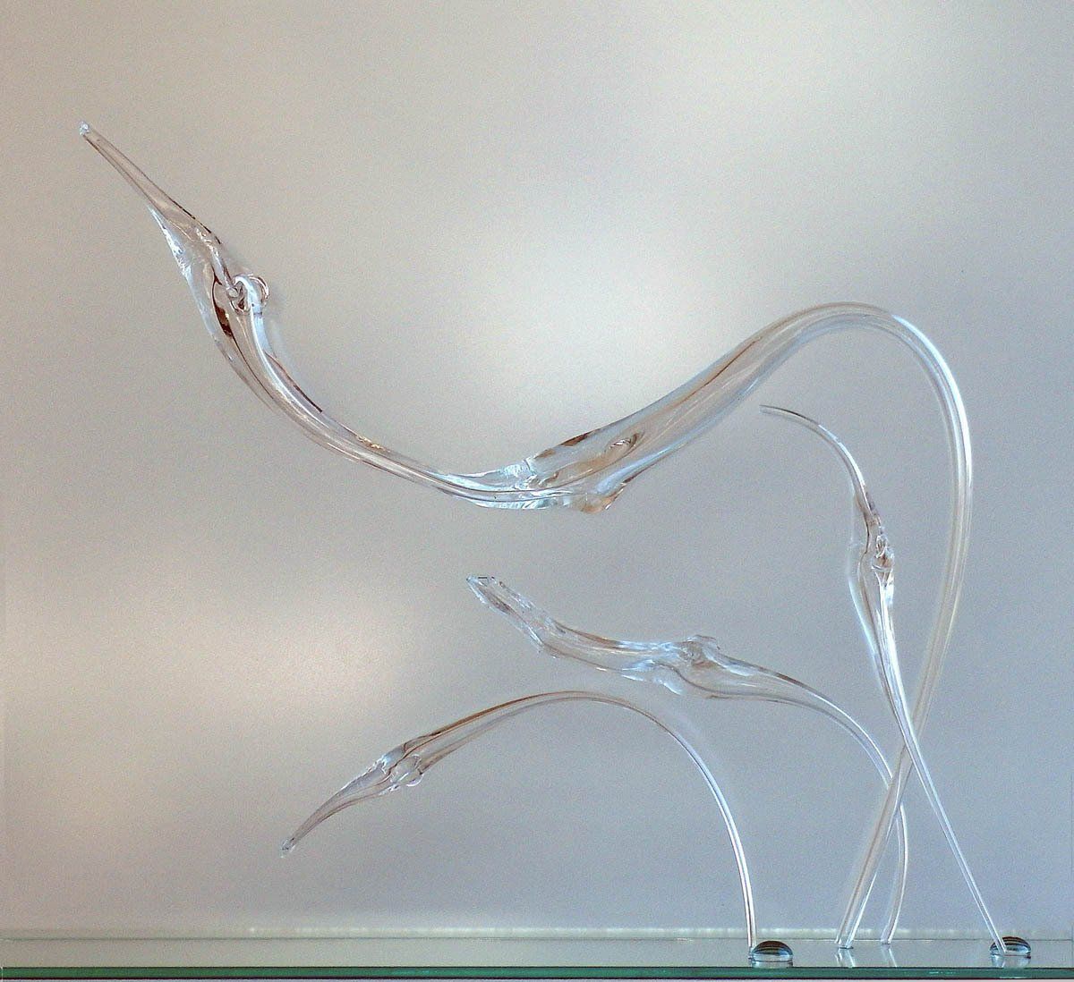 Glas-Stehbild NEST.FLÜCHTER, hüttengearbeitetes Glas; Glas-Malerei; Licht-Malerei; Bildende Kunst, Zeitgenössische Glas-Kunst; KUNST.HAUS am SEE, Werenzhainer Ziegelei 1, 03253 Doberlug-Kirchhain, Landkreis Elbe-Elster, Lausitz, Brandenburg, Deutschland