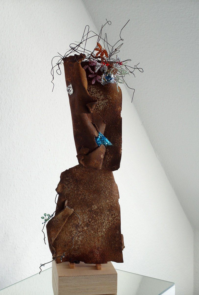 Glas-Skulptur OH DU SCHÖNE, Hommage an Pablo Picasso; bildhauerisch gearbeitetes Glas, Eisenfaltung durch Bergbaubaggerl; Licht-Malerei; Zeitgenössische Glas-Kunst; Bildende Kunst; KUNST.HAUS am SEE; Werenzhainer Ziegele 1; 03253 Doberlug-Kirchhain; Landkreis Elbe-Elster; Lausitz; Brandenburg; Deutschland