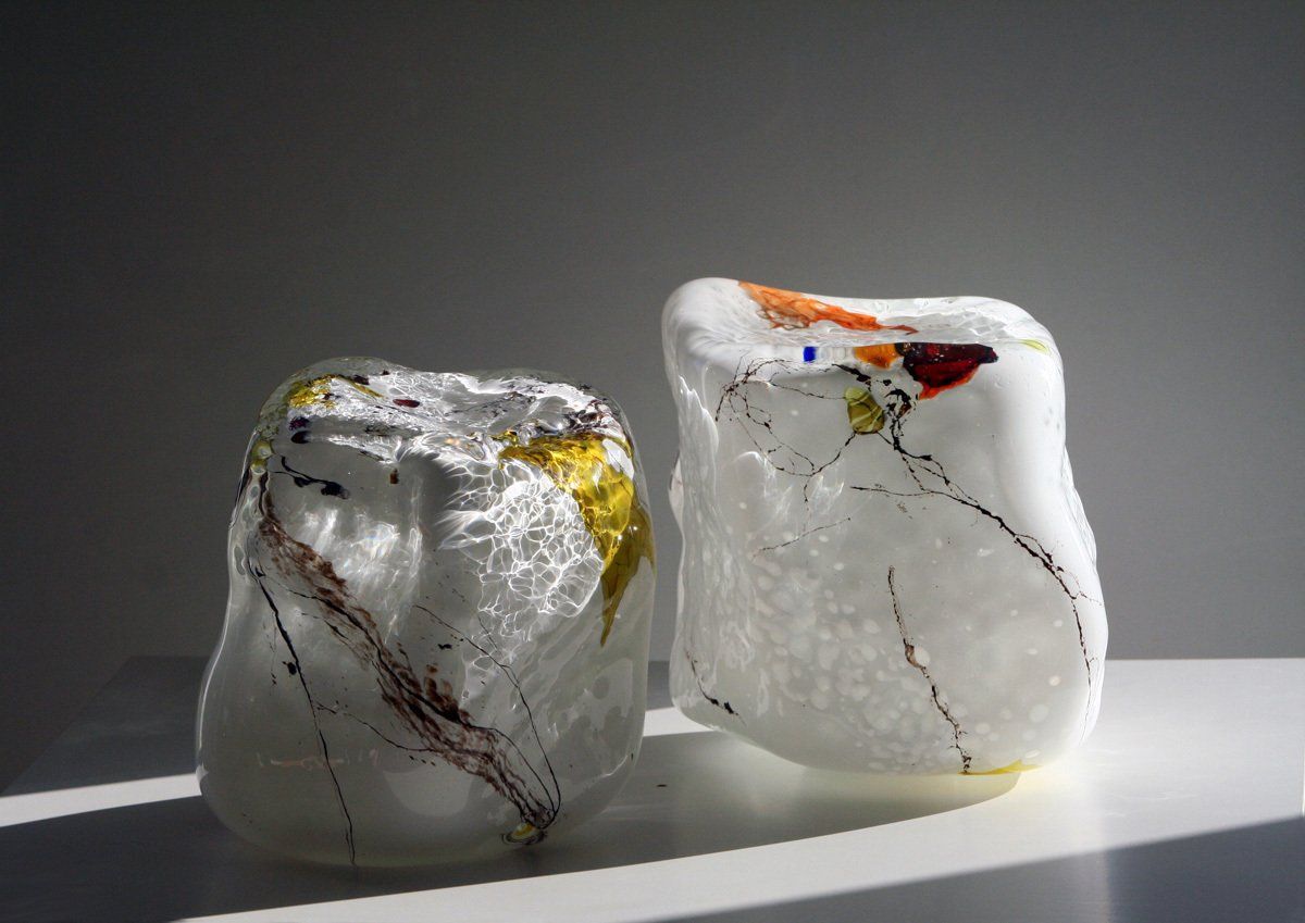 Glas-Skulptur PFLASTERSTEINE, frei in der Hütte gearbeitetes Glas, Heiß-Glas-Malerei, Licht-Malerei; Zeitgenössische Glas-Kunst, Bildende Kunst; KUNST.HAUS am SEE, Werenzhainer Ziegele 1, 03253 Doberlug-Kirchhain, Landkreis Elbe-Elster, Lausitz, Brandenburg, Deutschland