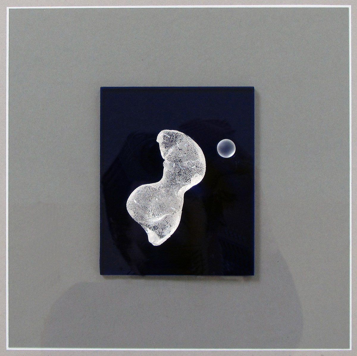 Glasbild TORSO IN EILE, hüttengearbeitetes Glas, blaues Antikglas; Glas-Malerei; Licht-Malerei; Bildende Kunst, Zeitgenössische Glas-Kunst; KUNST.HAUS am SEE, Werenzhainer Ziegelei 1, 03253 Doberlug-Kirchhain, Landkreis Elbe-Elster, Lausitz, Brandenburg, Deutschland