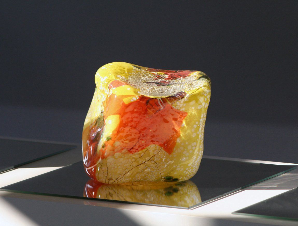 Glas-Skulptur PFLASTERSTEIN, frei in der Hütte gearbeitetes Glas, Heiß-Glas-Malerei, Licht-Malerei; Zeitgenössische Glas-Kunst, Bildende Kunst; KUNST.HAUS am SEE, Werenzhainer Ziegele 1, 03253 Doberlug-Kirchhain, Landkreis Elbe-Elster, Lausitz, Brandenburg, Deutschland