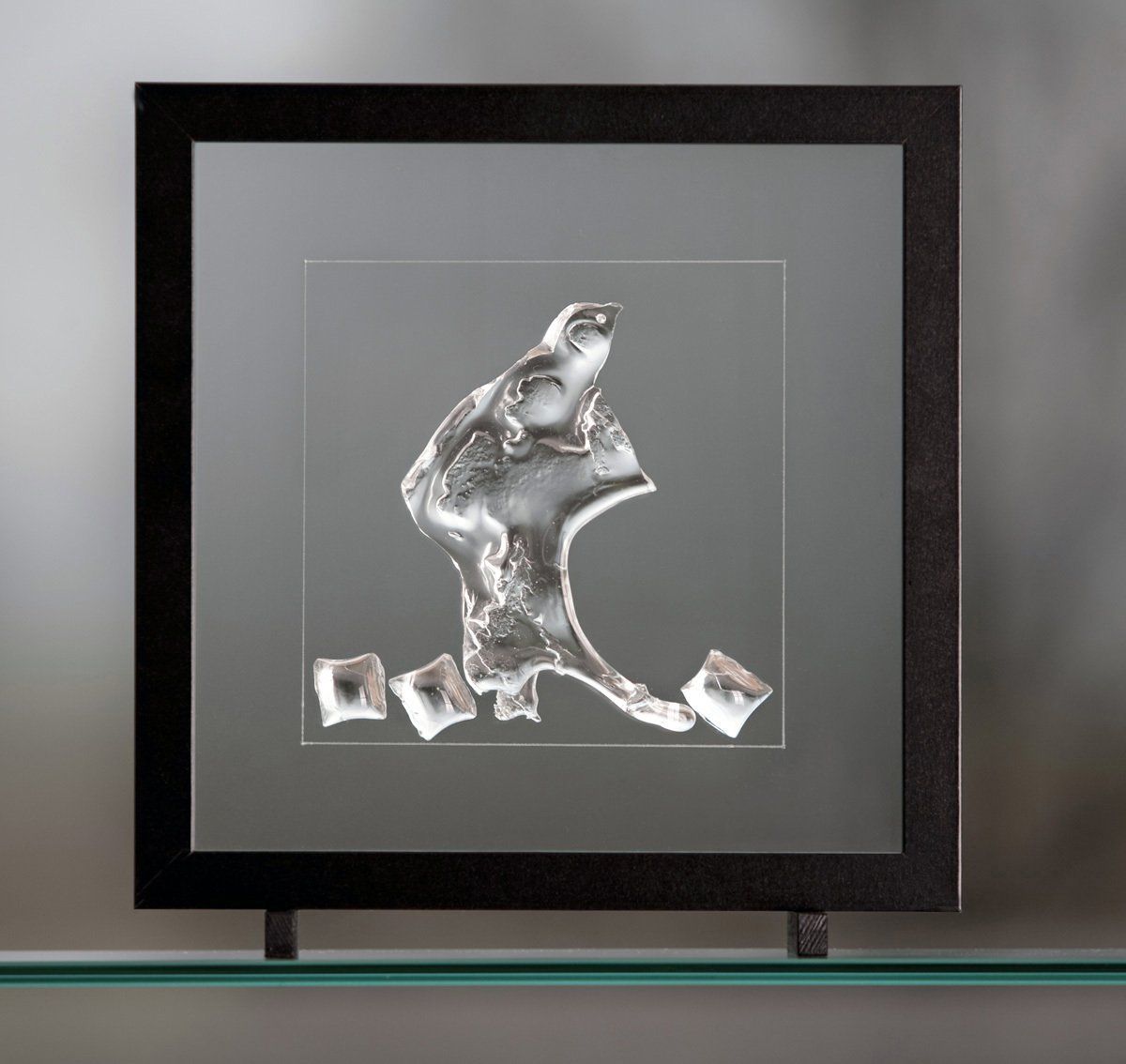 Glas-Stehbild WANDERER, hüttengearbeitetes Glas, Werkgruppe LICHT IM KASTEN; Licht-Malerei; Bildende Kunst, Zeitgenössische Glas-Kunst; KUNST.HAUS am SEE, Werenzhainer Ziegelei 1, 03253 Doberlug-Kirchhain, Landkreis Elbe-Elster, Lausitz, Brandenburg, Deutschland