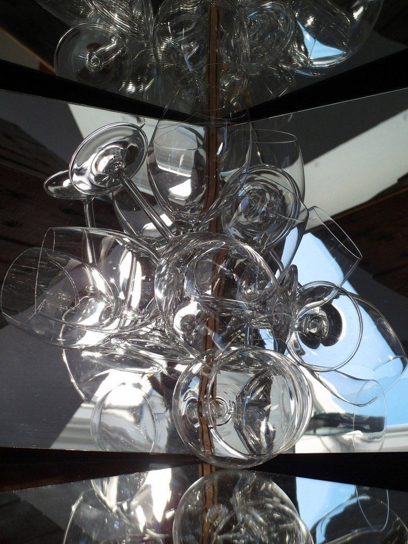 Installation ZEITEN ÃNDERN SICH?, in der Motorenkiste, BASF-Schwarzheide; Licht-Malerei; Bildende Kunst, Zeitgenössische Glas-Kunst; KUNST.HAUS am SEE, Werenzhainer Ziegelei 1, 03253 Doberlug-Kirchhain, Landkreis Elbe-Elster, Lausitz, Brandenburg, Deutschland