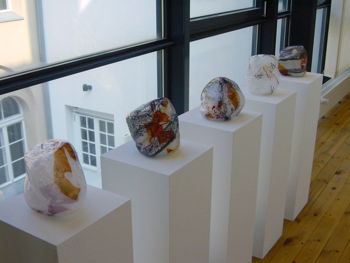 Glas-Skulptur PFLASTERSTEINE, frei in der Hütte gearbeitetes Glas, Heiß-Glas-Malerei, Licht-Malerei; Zeitgenössische Glas-Kunst, Bildende Kunst; KUNST.HAUS am SEE, Werenzhainer Ziegele 1, 03253 Doberlug-Kirchhain, Landkreis Elbe-Elster, Lausitz, Brandenburg, Deutschland