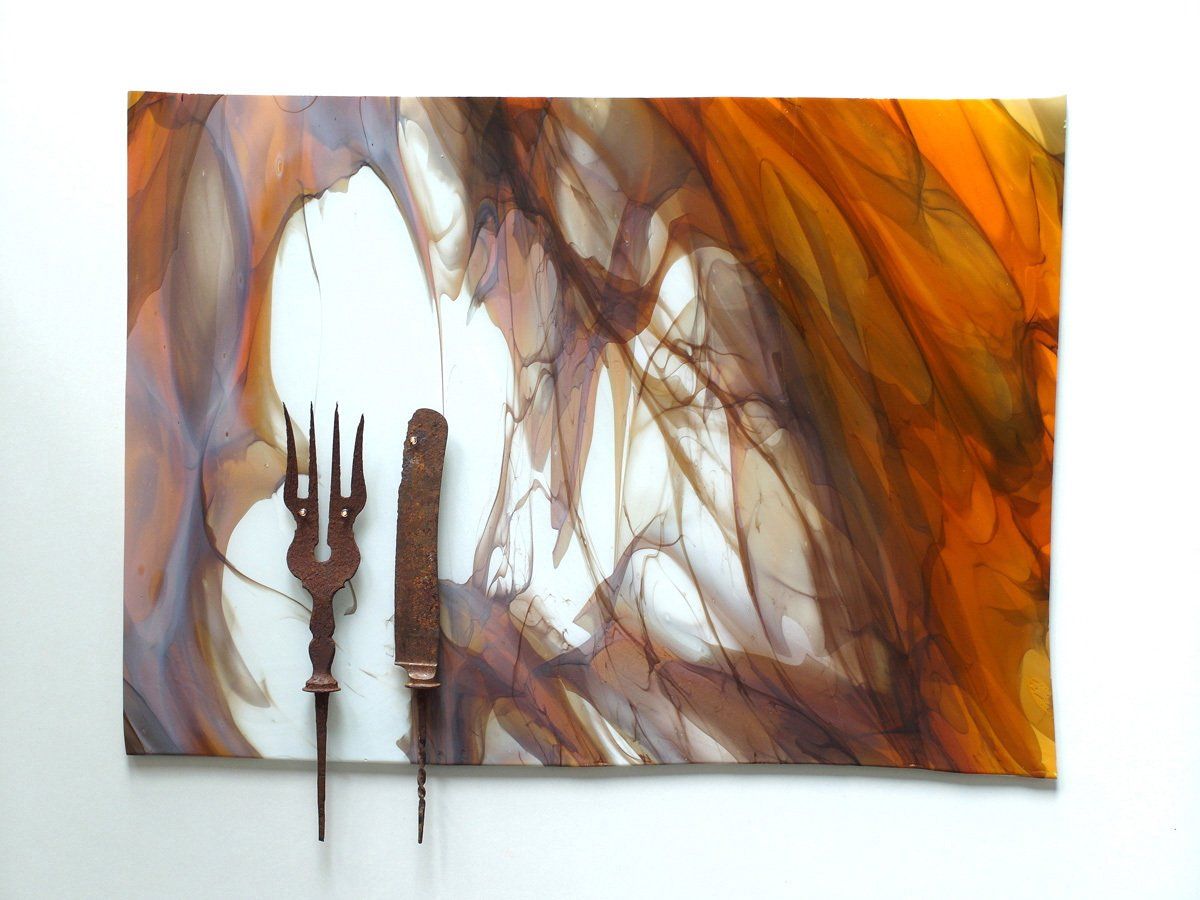 Wandbild IN SAUS UND BRAUS -Wiener-Kongress; 1. Brandenburgische Landesausstellung, Kulturland-Thema Wiener Kongress; in der Hütte mundgeblasenes Echtantik-Glas, barocke Besteckkerne; Assemblage; Glas-Malerei, Licht-Malerei; Bildende Kunst, Zeitgenössische Glas-Kunst; KUNST.HAUS am SEE, Werenzhainer Ziegele 1, 03253 Doberlug-Kirchhain, Landkreis Elbe-Elster, Lausitz, Brandenburg, Deutschland