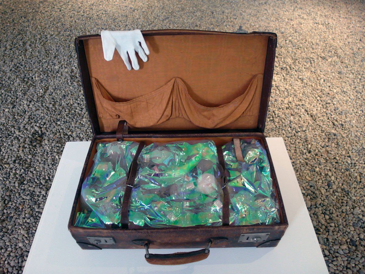 Koffer-Installation ON-TOUR, Kulturland-Jahr Fontane 200, Atelierhof Werenzhain; Licht-Malerei; Bildende Kunst; Zeitgenössische Glas-Kunst; KUNST.HAUS am SEE; Werenzhainer Ziegelei 1; 03253 Doberlug-Kirchhain; Landkreis Elbe-Elster; Lausitz; Brandenburg; Deutschland