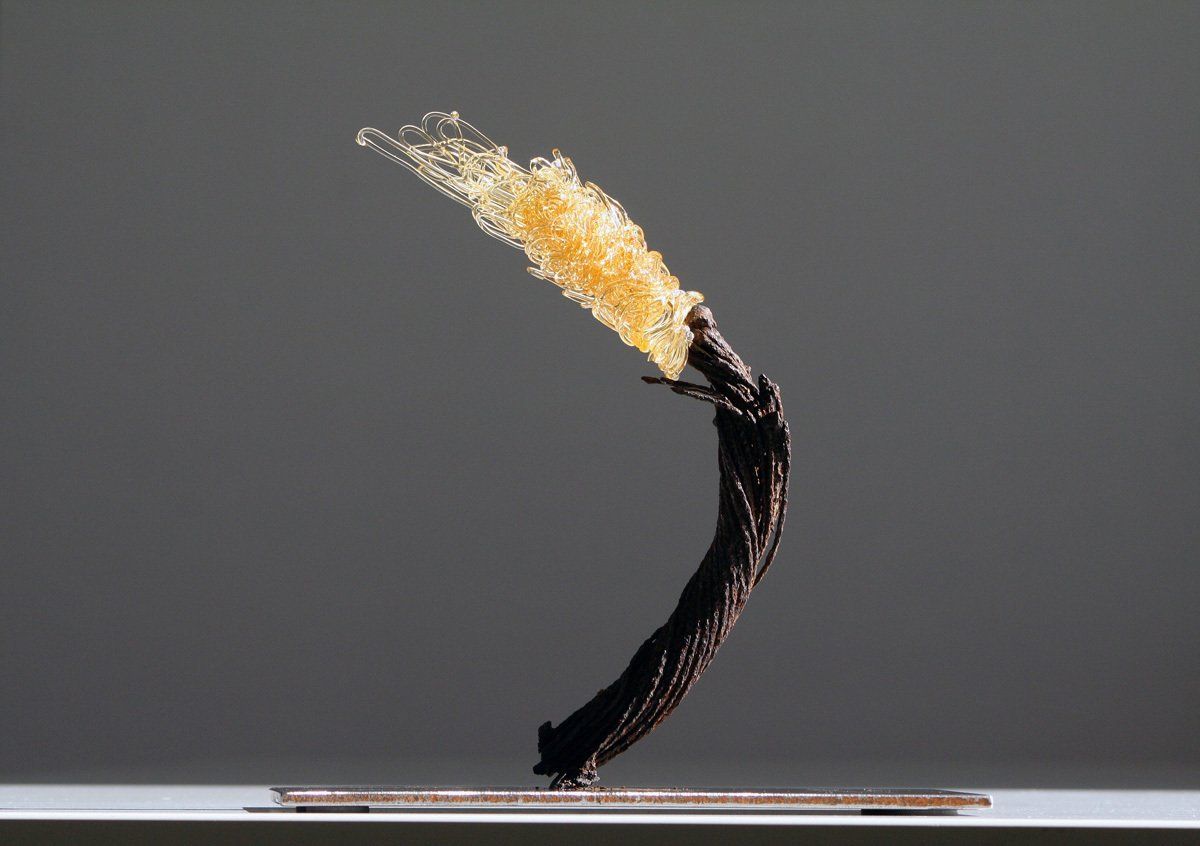 Glas-Skulptur TÄNZERIN MIT PERLE IM HAAR, Glas-Wicklung, Perlen, verrottete Stahltrosse; Licht-Malerei; Zeitgenössische Glas-Kunst; Bildende Kunst; KUNST.HAUS am SEE; Werenzhainer Ziegele 1; 03253 Doberlug-Kirchhain; Landkreis Elbe-Elster; Lausitz; Brandenburg; Deutschland