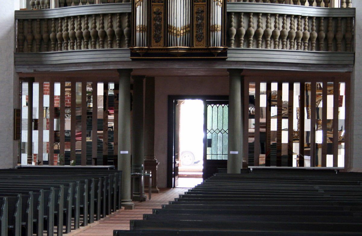 Raum-Installation DIE ZEIT WARTET, Hommage an Albert Einstein, 1000 Jahre St. Nikolai Jüterbog; segmentierte Raum-Rollage; Licht-Malerei; Bildende Kunst, Zeitgenössische Glas-Kunst; KUNST.HAUS am SEE, Werenzhainer Ziegelei 1, 03253 Doberlug-Kirchhain, Landkreis Elbe-Elster, Lausitz, Brandenburg, Deutschland