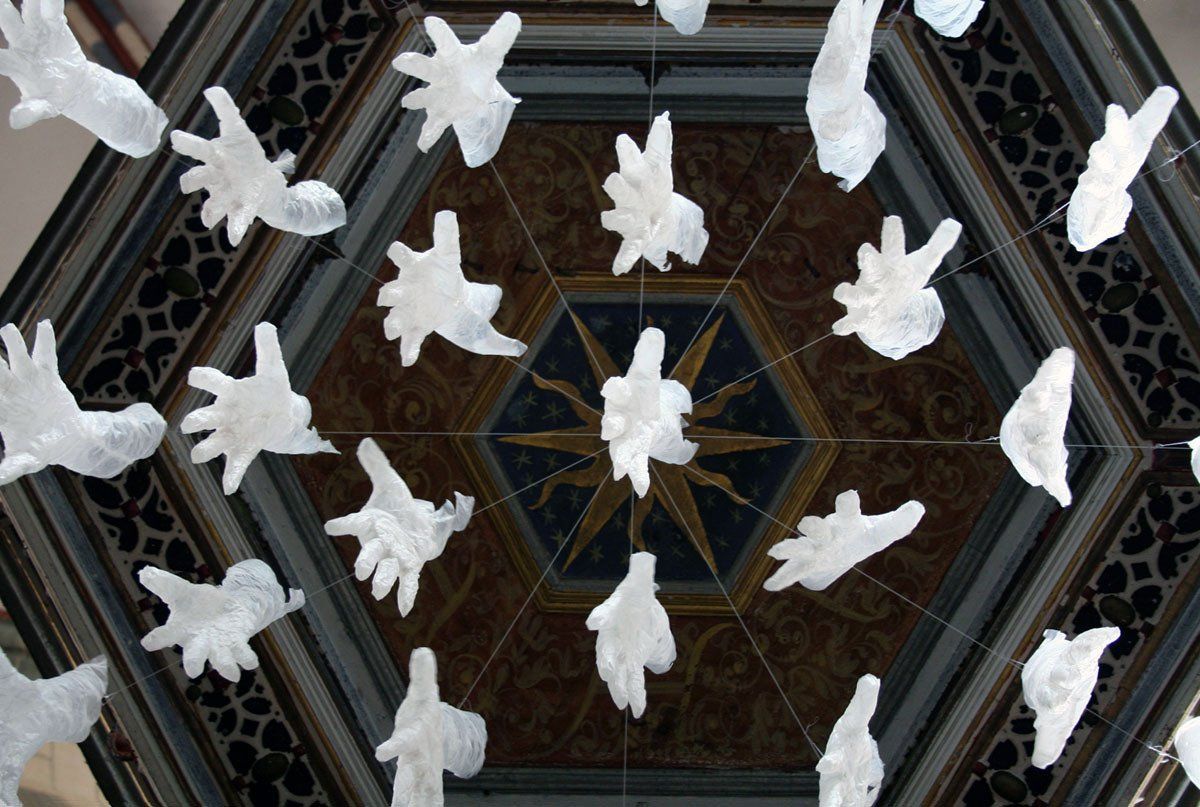 Paper.Art 18 - WENN-HÄNDE-REDEN - St. Nikolai Jüterborg; skulpturale Paper.Art, Raum-Installation; 1000 Jahre St. Nikolai Jüterbug; Bildende Kunst; KUNST.HAUS am SEE; Werenzhainer Ziegelei 1; 03253 Doberlug-Kirchhain; Landkreis Elbe-Elster; Lausitz; Brandenburg; Deutschland