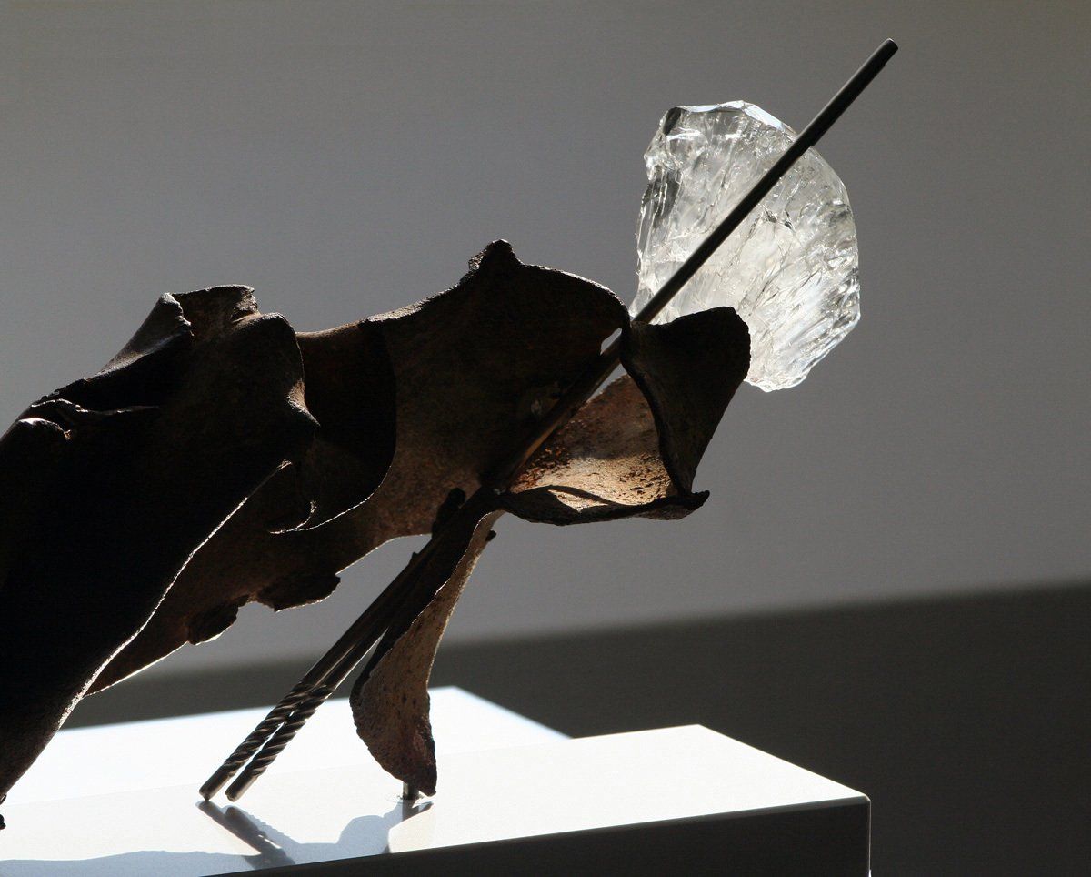 Glas-Skulptur AUFBÄUMEN, frei hüttengearbeitet, schockgekühlt; Eisenfaltung durch Bergbaubagger; Licht-Malerei; Zeitgenössische Glas-Kunst, Bildende Kunst; KUNST.HAUS am SEE; Werenzhainer Ziegele 1; 03253 Doberlug-Kirchhain; Landkreis Elbe-Elster; Lausitz; Brandenburg; Deutschland