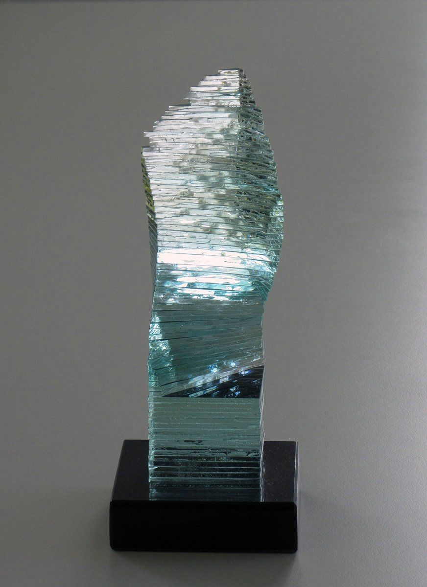 Glas-Skulptur AUSSCHREITEND.VERWURZELT,von Hand gebrochen, Diamant-Handschlifft; Licht-Malerei, Zeitgenössische Glas-Kunst, Bildende Kunst; KUNST.HAUS am SEE, Werenzhainer Ziegele 1, 03253 Doberlug-Kirchhain, Landkreis Elbe-Elster, Lausitz, Brandenburg, Deutschland