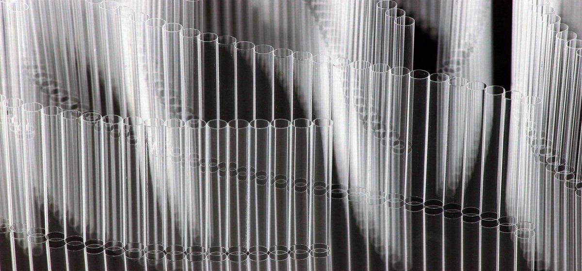 Glas-Skulptur AUSWEGE; Glas-Röhrchen; Licht-Malerei; zeitgenössische Glas-Kunst; Bildende Kunst; KUNST.HAUS am SEE; Werenzhainer Ziegele 1; 03253 Doberlug-Kirchhain; Landkreis Elbe-Elster; Lausitz; Brandenburg; Deutschland