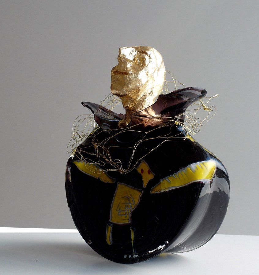 Glas-Skulptur DER HOCHMUT, hüttengearbeitet, Intarsien; Heiß-Glas-Malerei, Licht-Malerei; Zeitgenössische Glas-Kunst; Bildende Kunst; KUNST.HAUS am SEE, Werenzhainer Ziegele 1, 03253 Doberlug-Kirchhain, Landkreis Elbe-Elster, Lausitz, Brandenburg, Deutschland