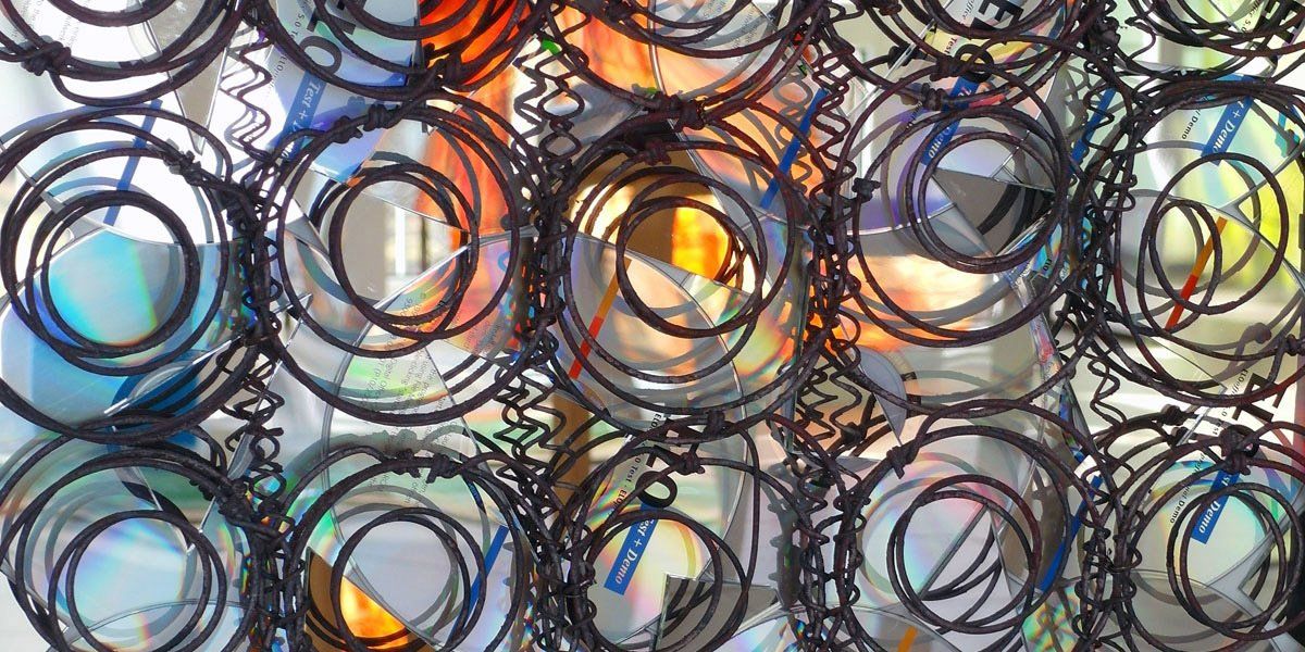 Glas-Wandbild DATEN.SICHERUNG, Glas, ELO-Archivierungssysteme, rostige Federkern-Matratze, Licht-Malerei; Bildende Kunst, Zeitgenössische Glas-Kunst; KUNST.HAUS am SEE, Werenzhainer Ziegele 1, 03253 Doberlug-Kirchhain, Landkreis Elbe-Elster, Lausitz, Brandenburg, Deutschland