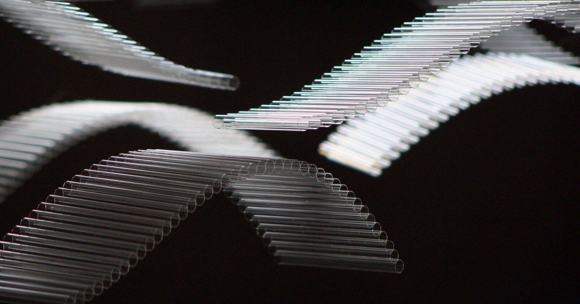 Glas-Skulpturen ENTSCHLEUNIGUNG; skulpturale Wellen; Licht-Malerei; Zeitgenössische Glas-Kunst; Bildende Kunst; KUNST.HAUS am SEE; Werenzhainer Ziegele 1; 03253 Doberlug-Kirchhain; Landkreis Elbe-Elster; Lausitz; Brandenburg; Deutschland
