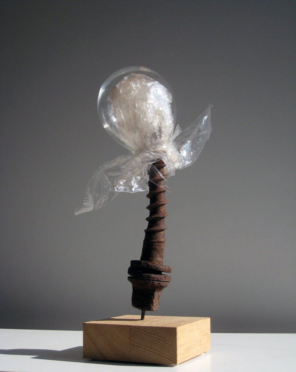 Glas-Skulptur KNOSPE; frei hüttengearbeitetes Glas; Licht-Malerei; Zeitgenössische Glas-Kunst; Bildende Kunst; KUNST.HAUS am SEE; Werenzhainer Ziegele 1; 03253 Doberlug-Kirchhain; Landkreis Elbe-Elster; Lausitz; Brandenburg; Deutschland