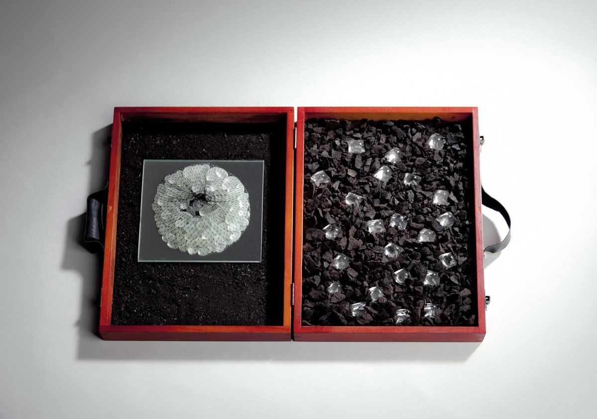 Glas-Bild DIE-ZEIT-WARTET, Hütten-Glas, Rohbraunkohle, Assemblage; Licht-Malerei; Bildende Kunst, Zeitgenössische Glas-Kunst;  KUNST.HAUS am SEE, Werenzhainer Ziegele 1, 03253 Doberlug-Kirchhain, Landkreis Elbe-Elster, Lausitz, Brandenburg, Deutschland