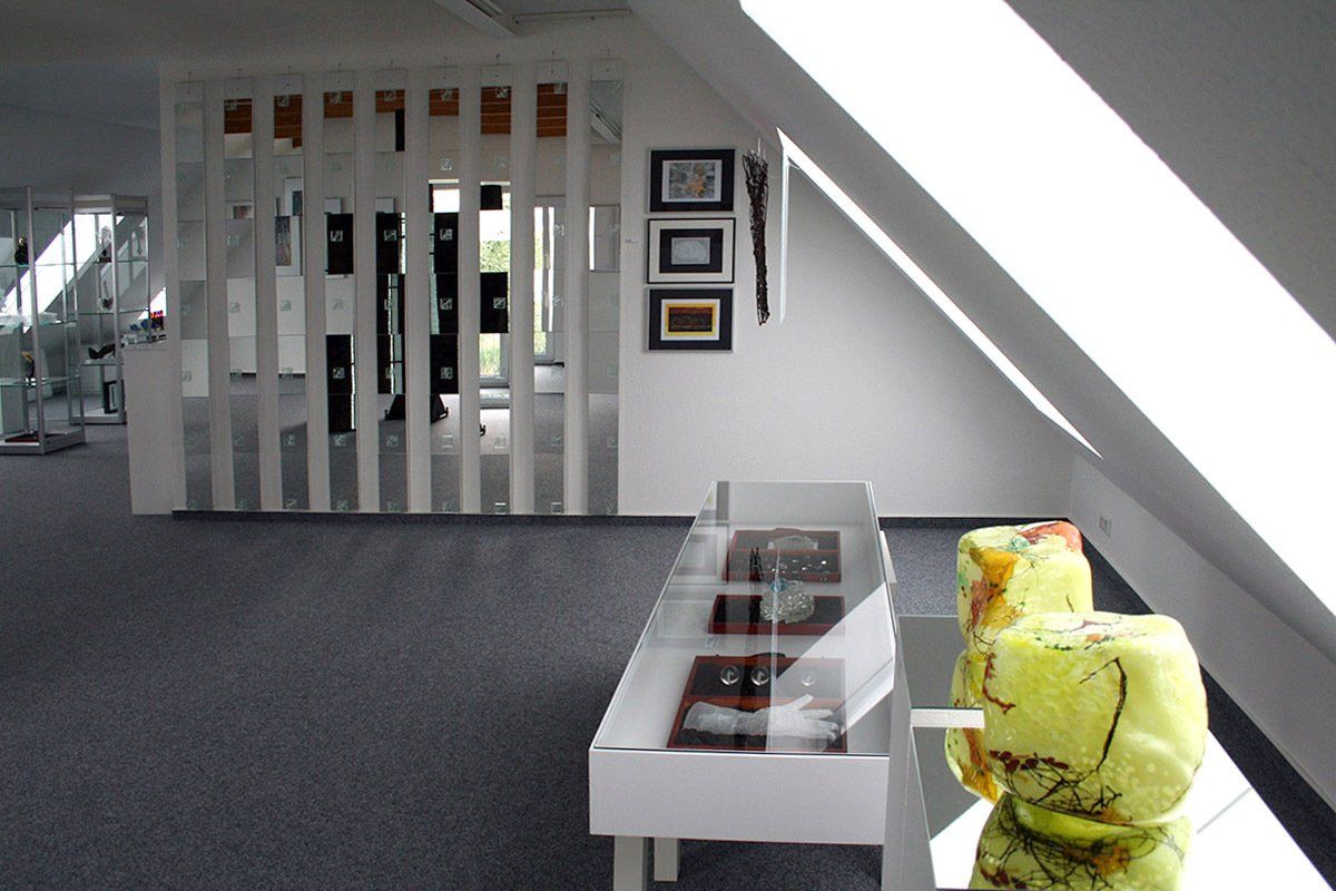 Angela Willeke - KLÄNGE am SEE, 30-Jahre-Glaskunst, Freiluft-EVENT Angela Willeke - KLÄNGE am SEE, 30-Jahre-Glaskunst, Freiluft-EVENT, Ausstellungseröffnung DER ANDERE FÜHLING ; Bildende Kunst; KUNST.HAUS am SEE; Werenzhainer Ziegelei 1; 03253 Doberlug-Kirchhain; Landkreis Elbe-Elster; Lausitz; Brandenburg; Deutschland