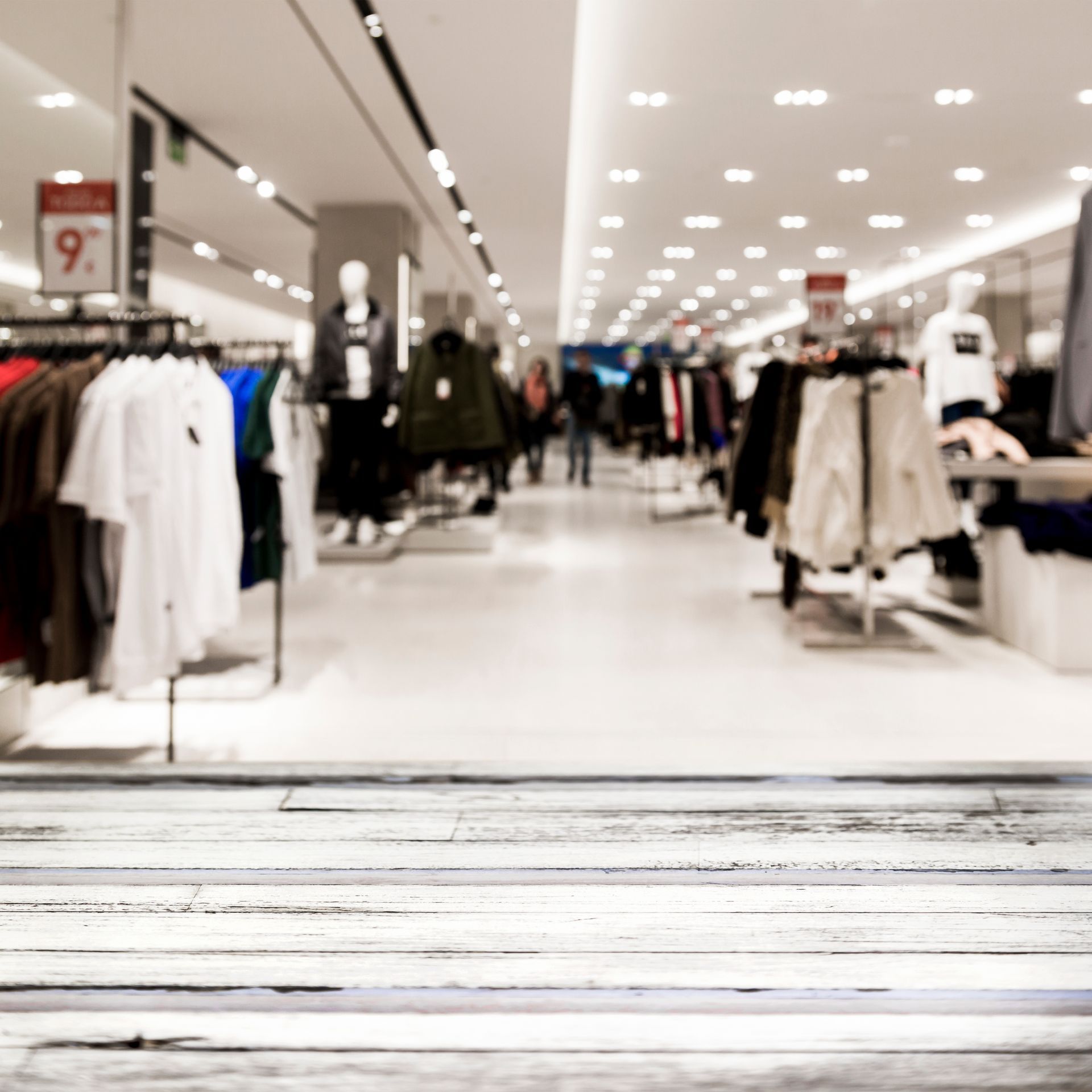 Nettoyage des sols d'une boutique de vêtements