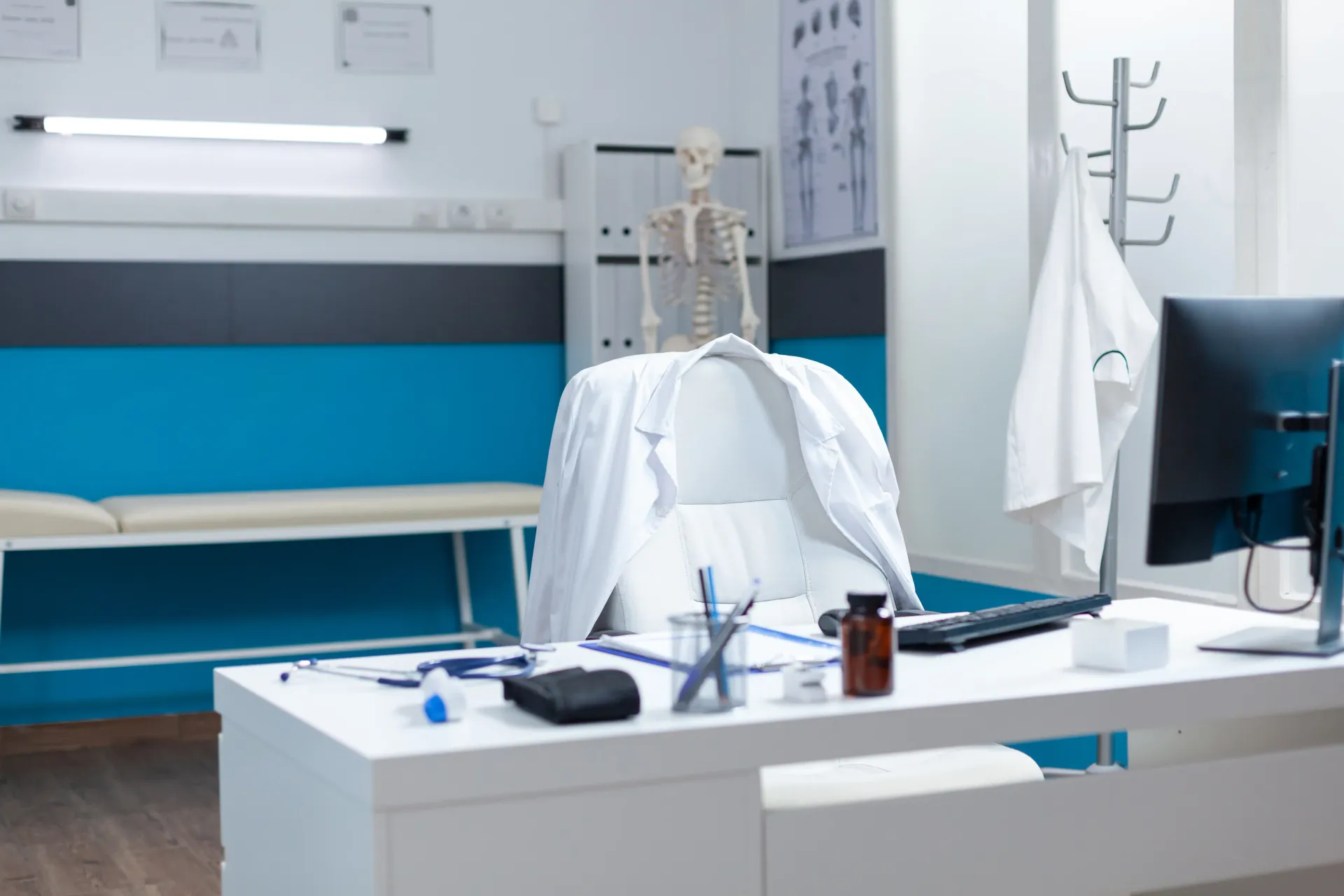 Cabinet-médical-moderne-vide-table-de-consultation-pour-dossiers-médicaux-mobilier-contemporain-lieu-de-travail-hospitalier-sans-personnel-prêt-pour-les-consultations-médicales-soutien-aux-soins.