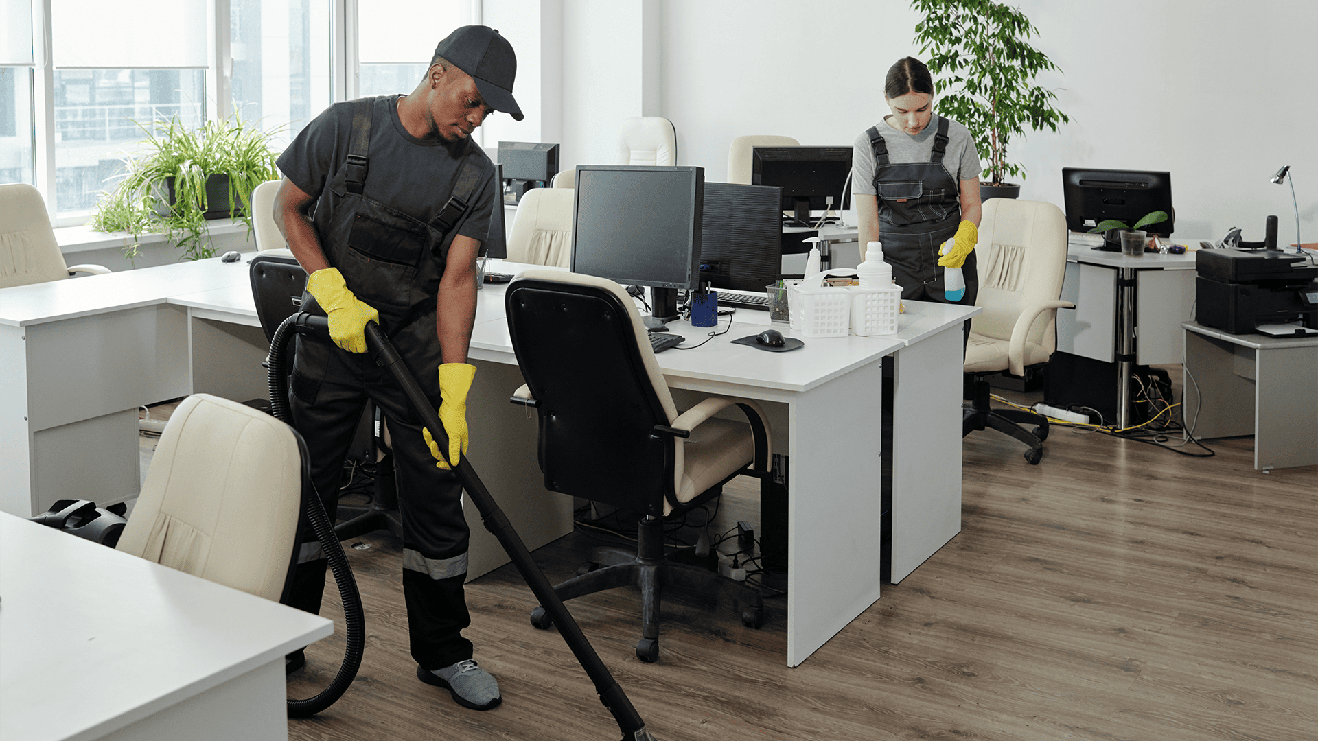 Un homme qui aspire des sols d'un bureau