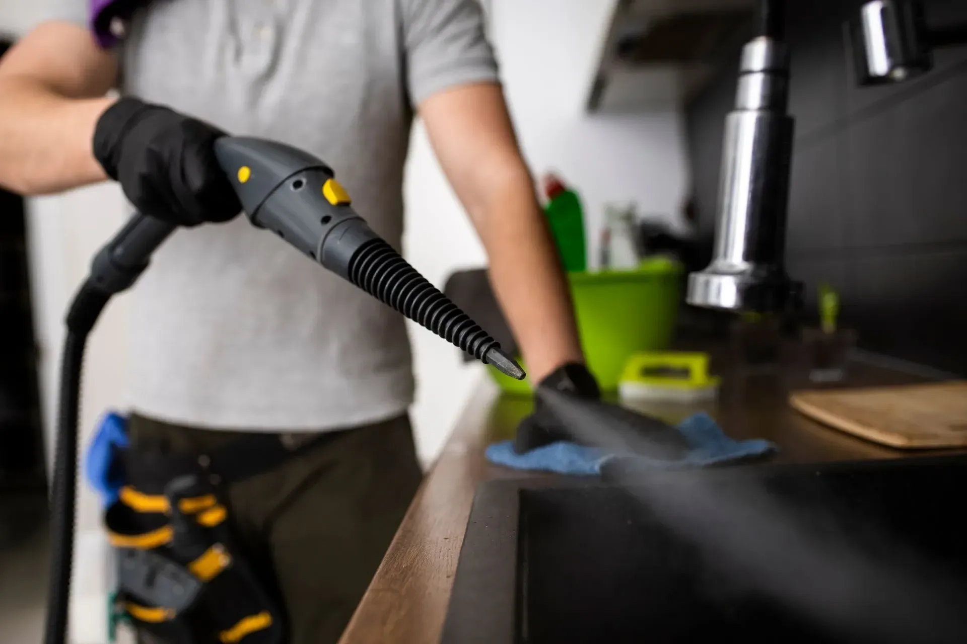 Homme qui nettoie au karcher une surface