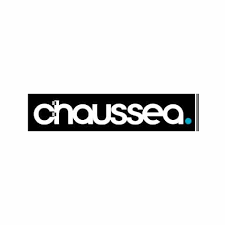 Logo de Chaussea sur fond noir, avec le mot stylisé en blanc et une ponctuation bleue.