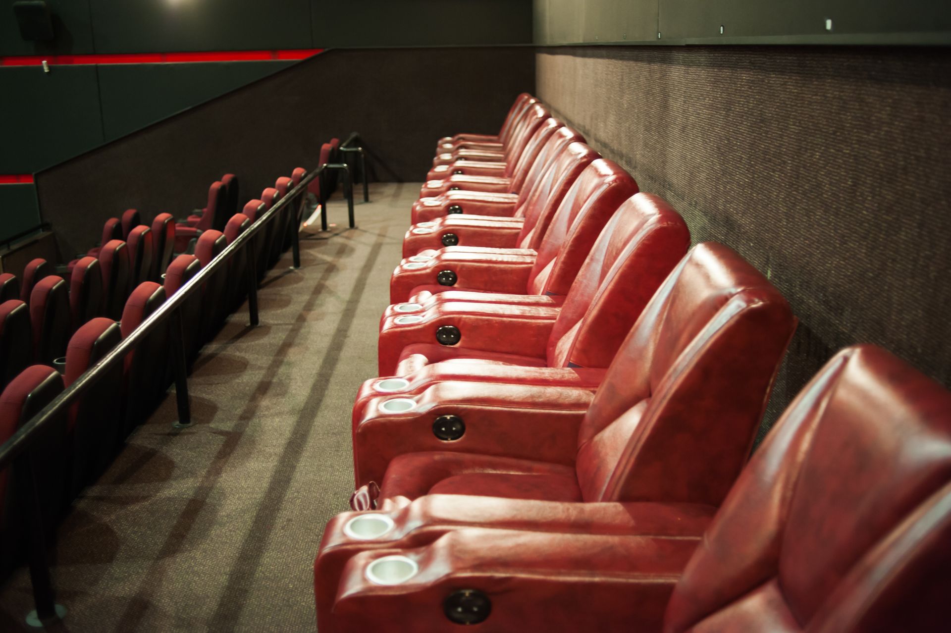 Ranger de siège rouge dans une salle de cinéma