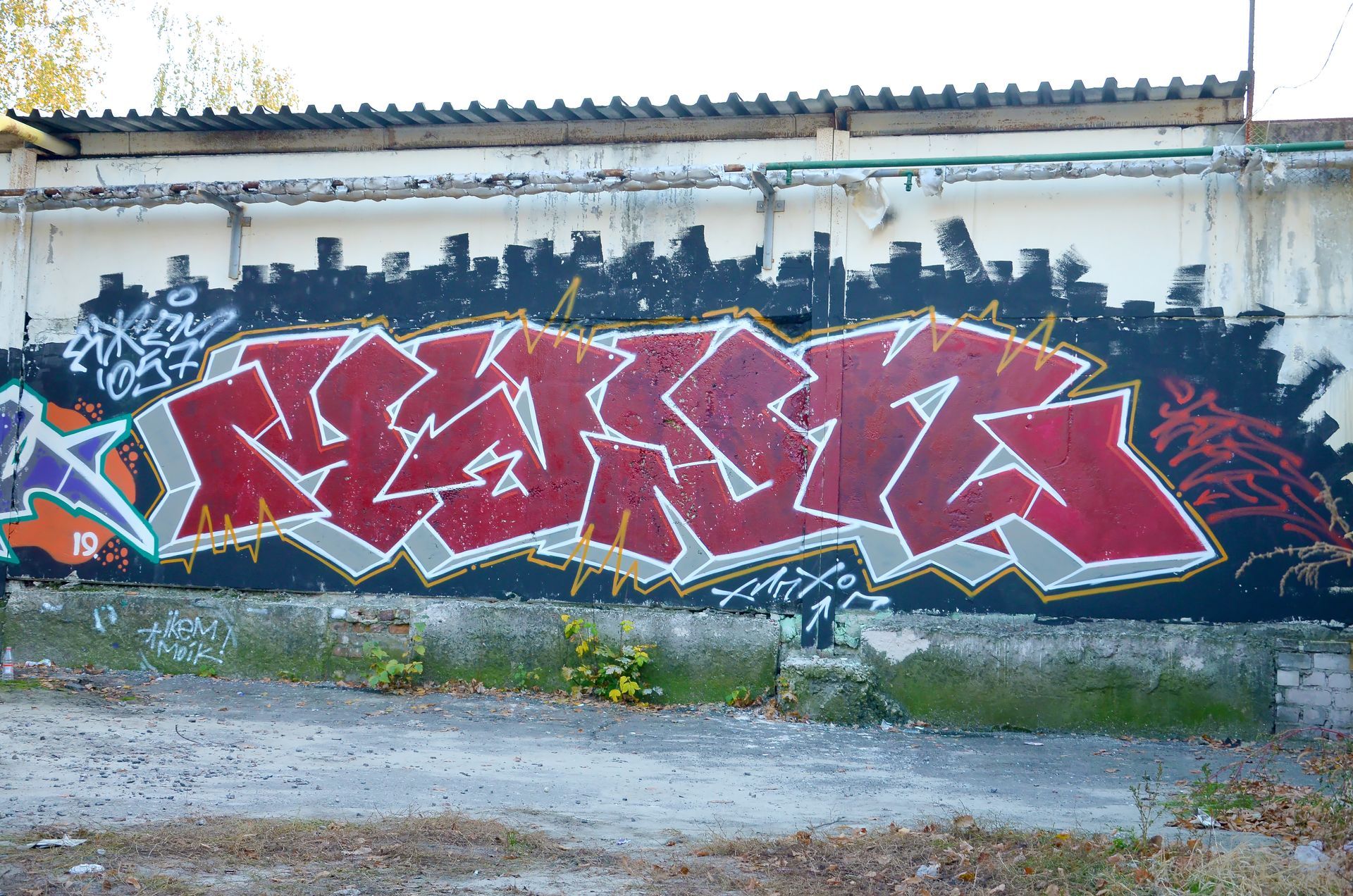 Graffitis sur un mur d'une ville