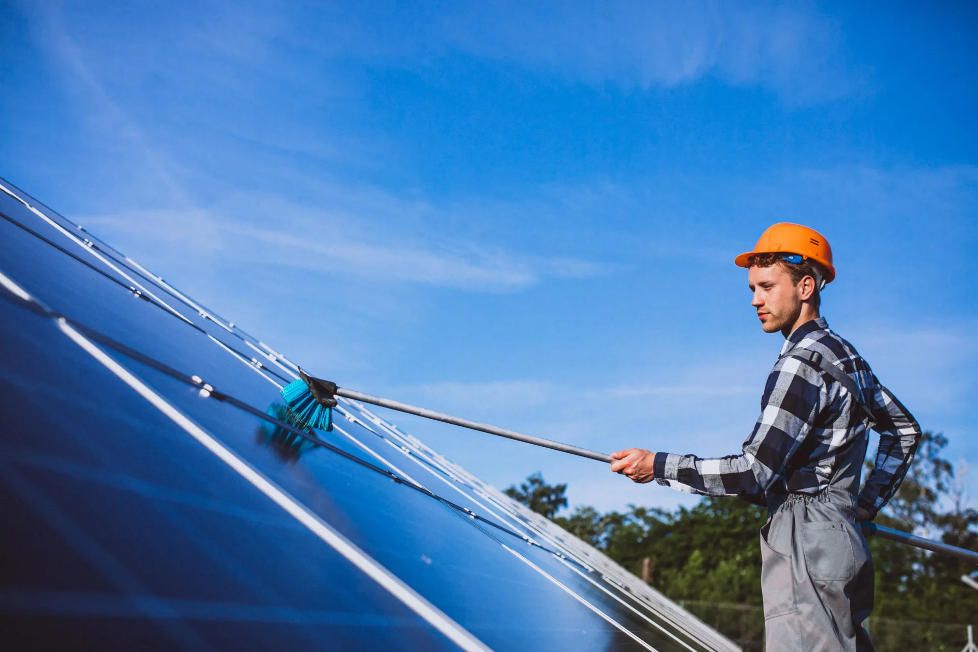 Nettoyage des panneaux solaires avec une brosse spéciale