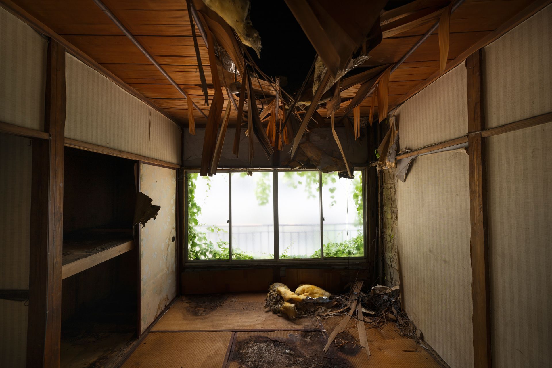 Plafond eventré par un sinistre incendie