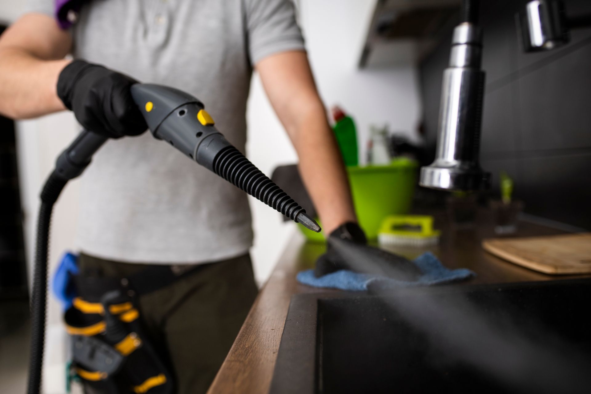 Homme qui nettoie au karcher une surface
