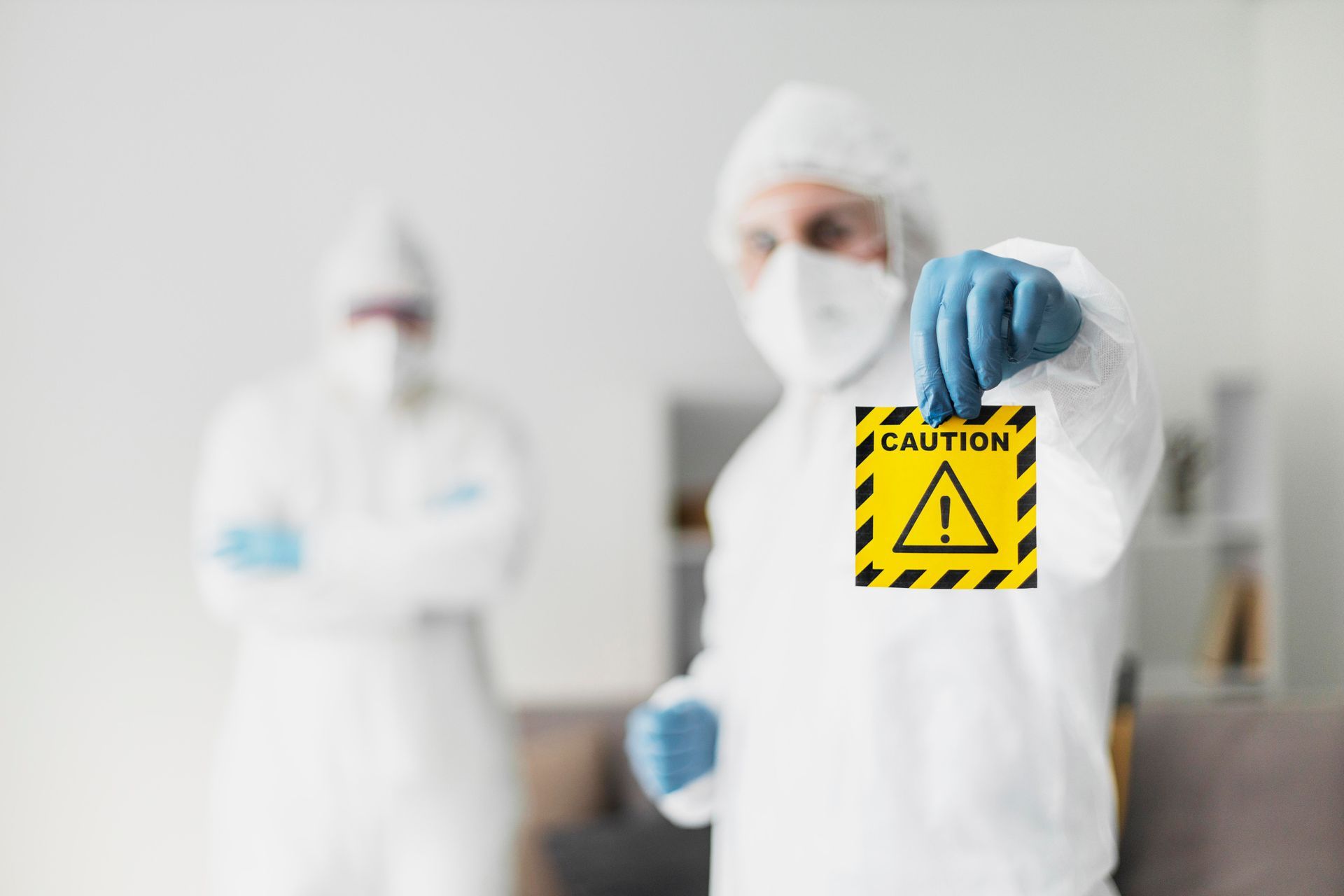 Hommes en combinaison qui délimite une zone infectée de nuisibles