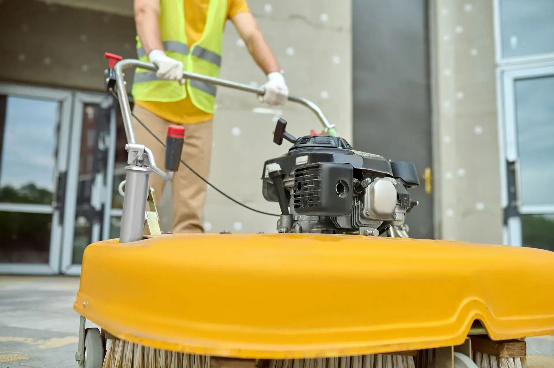 Machine de nettoyage en action sur un chantier