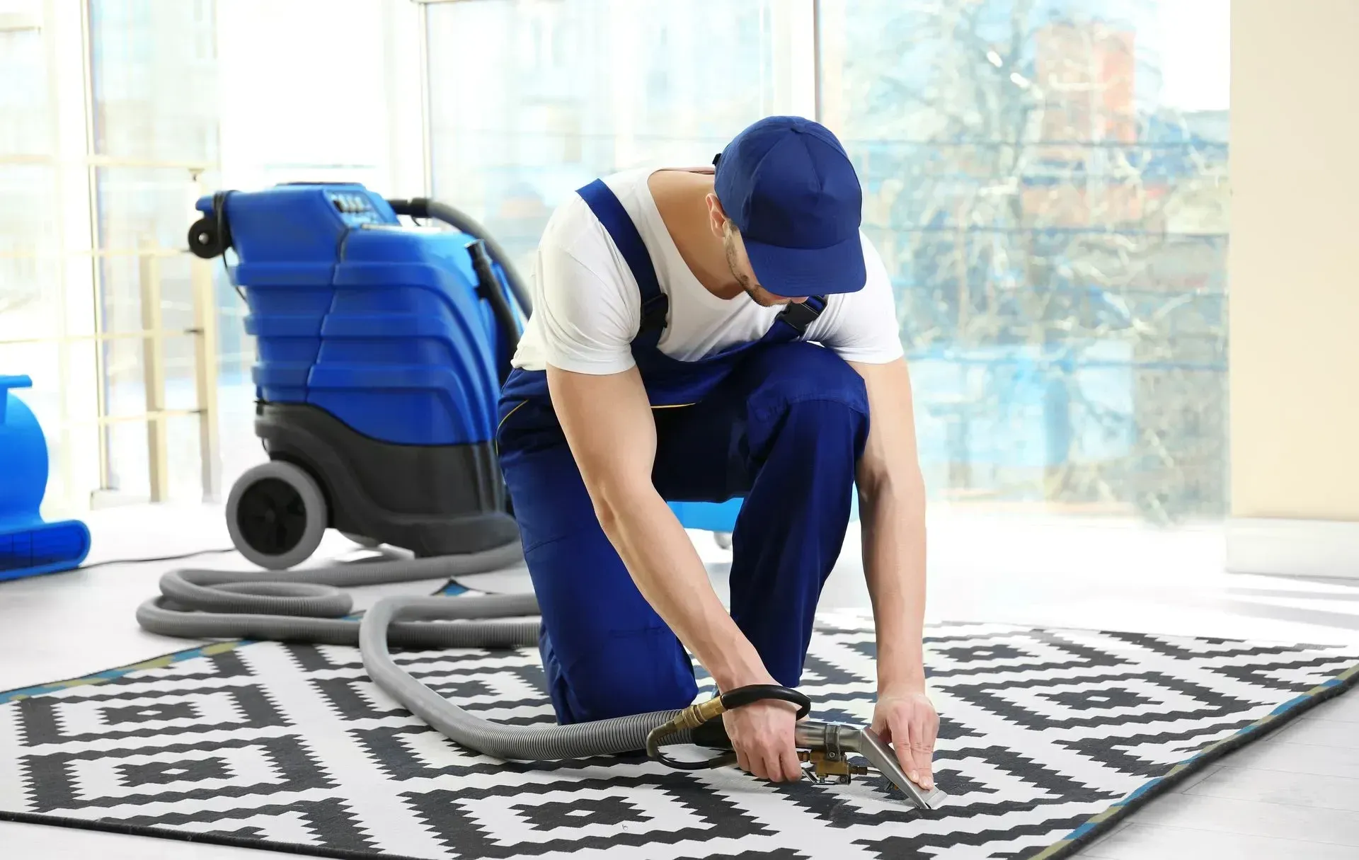 Homme qui nettoie un tapuis sale