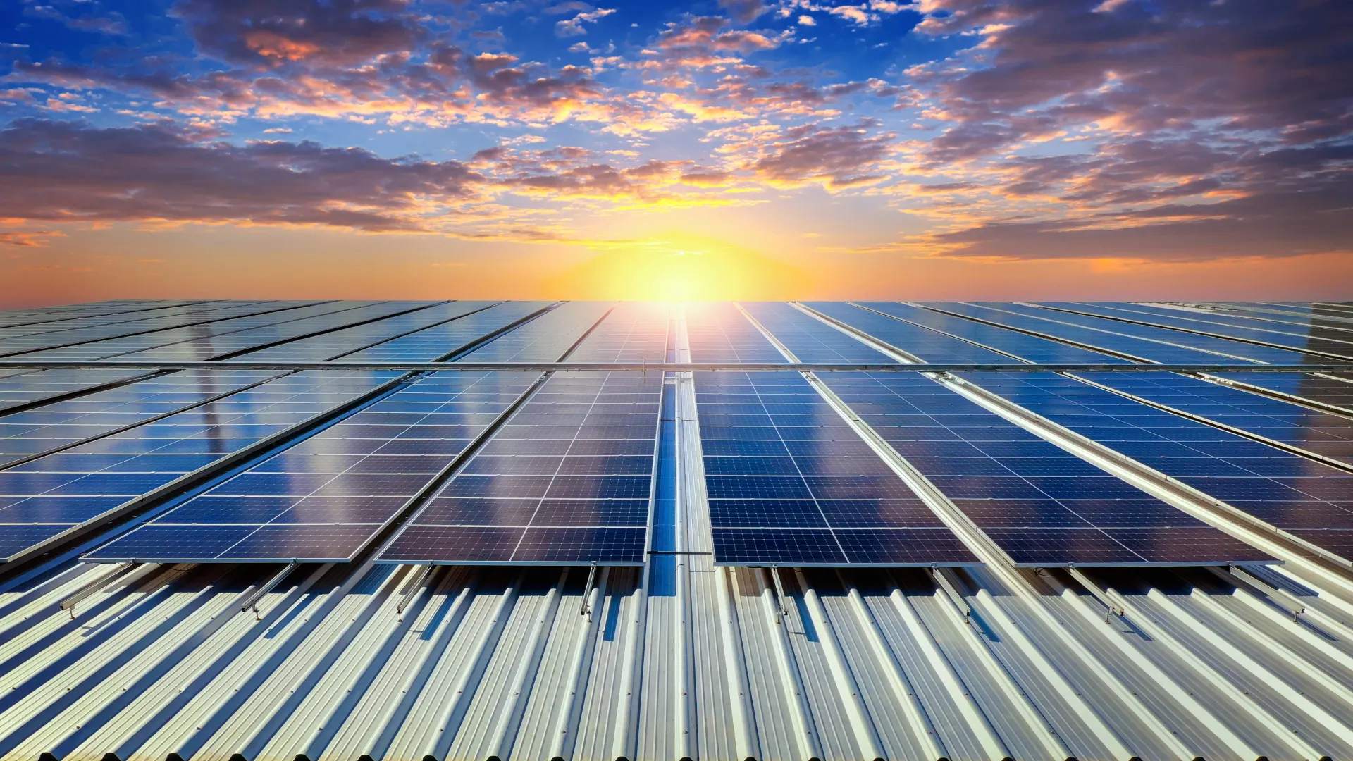 Panneaux solaires au coucher du soleil sur un toit
