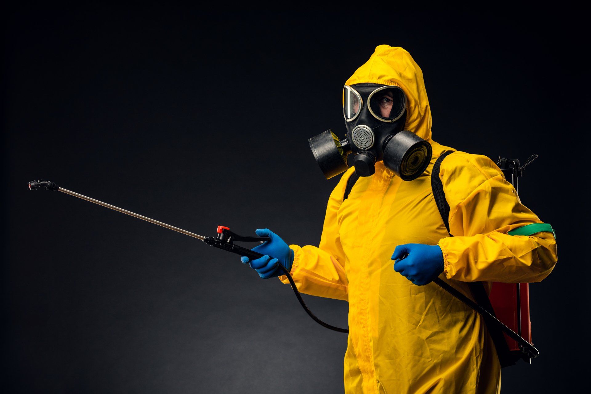 Homme en combinaison jaune qui désinfecte après à un décès