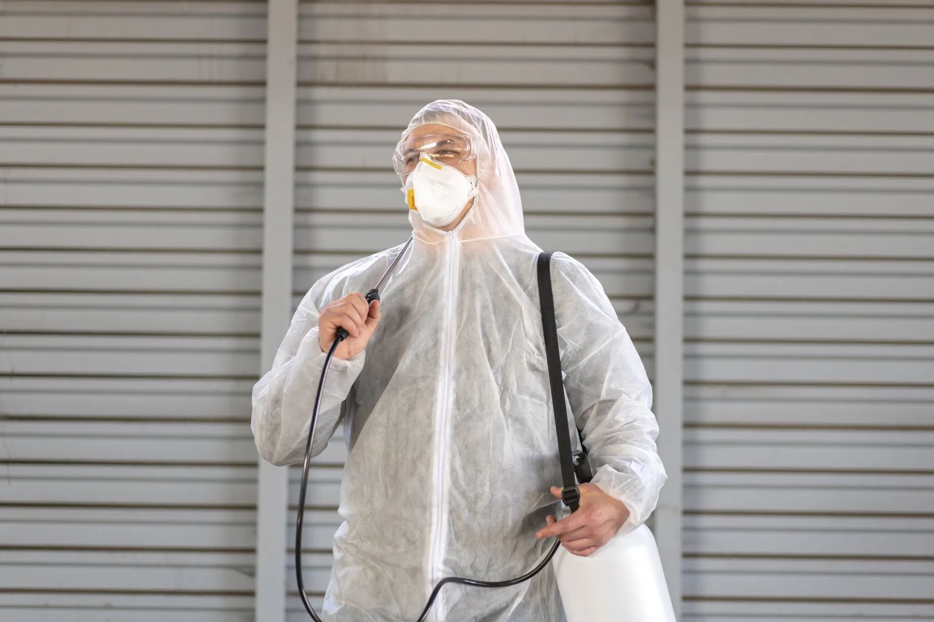 Un homme utilisant un pulvérisateur de désinfectant dans un environnement contrôlé