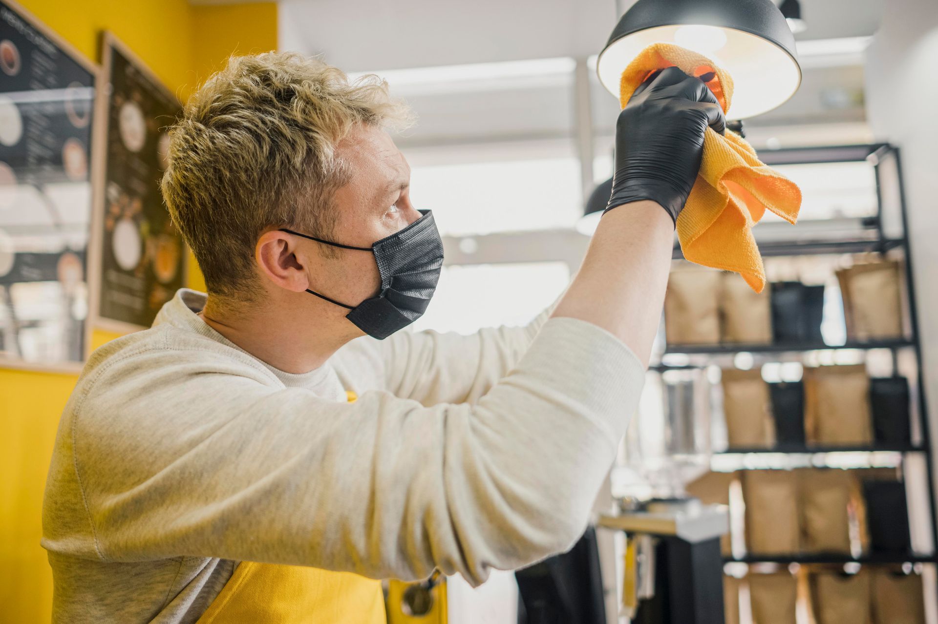 Homme qui dépoussière un lustre