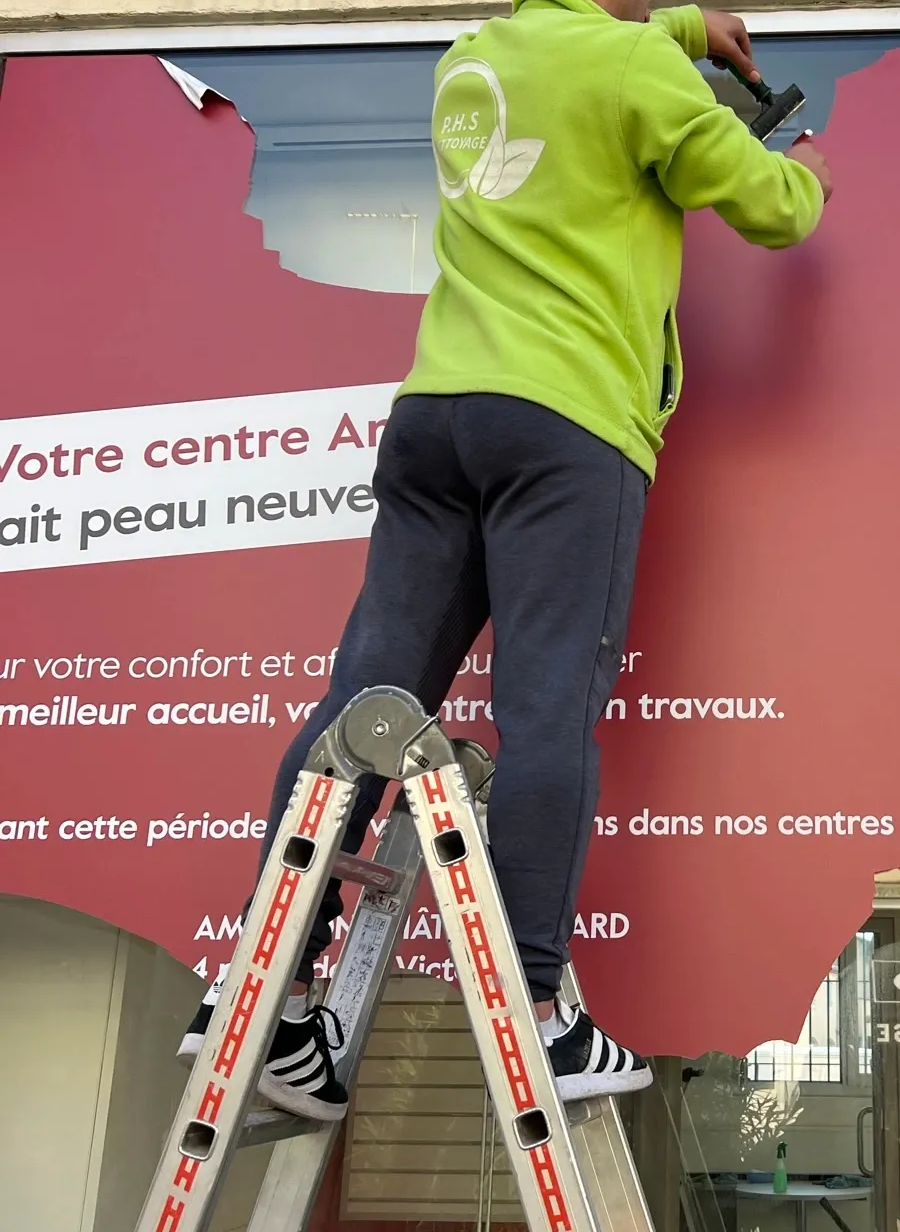 Travaux de nettoyage à l'extérieur du centre Amplifon.