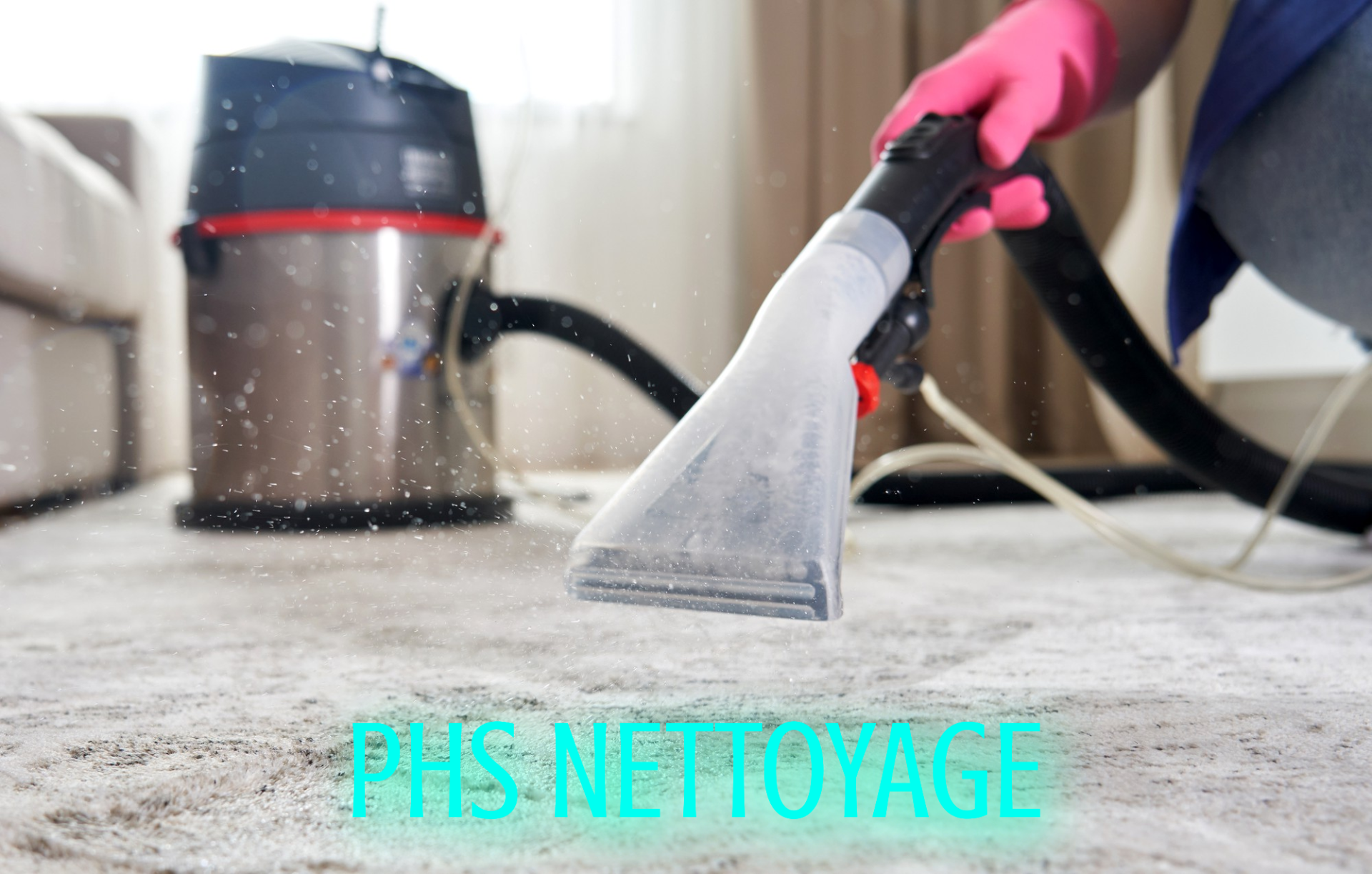 Main avec un gant rose qui shampouine une moquette pour une remise en état