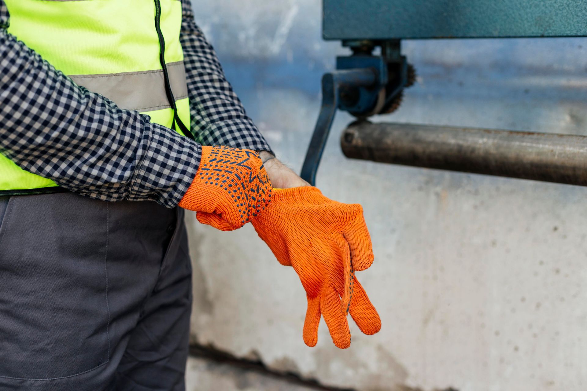 Homme qui met des gants de protection