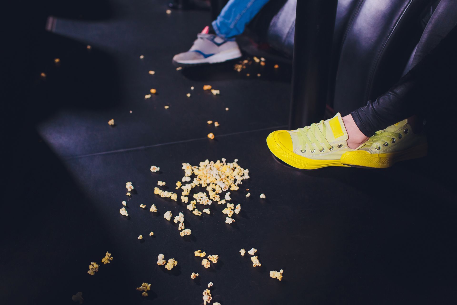 Pop corn par terre dans une salle de cinéma