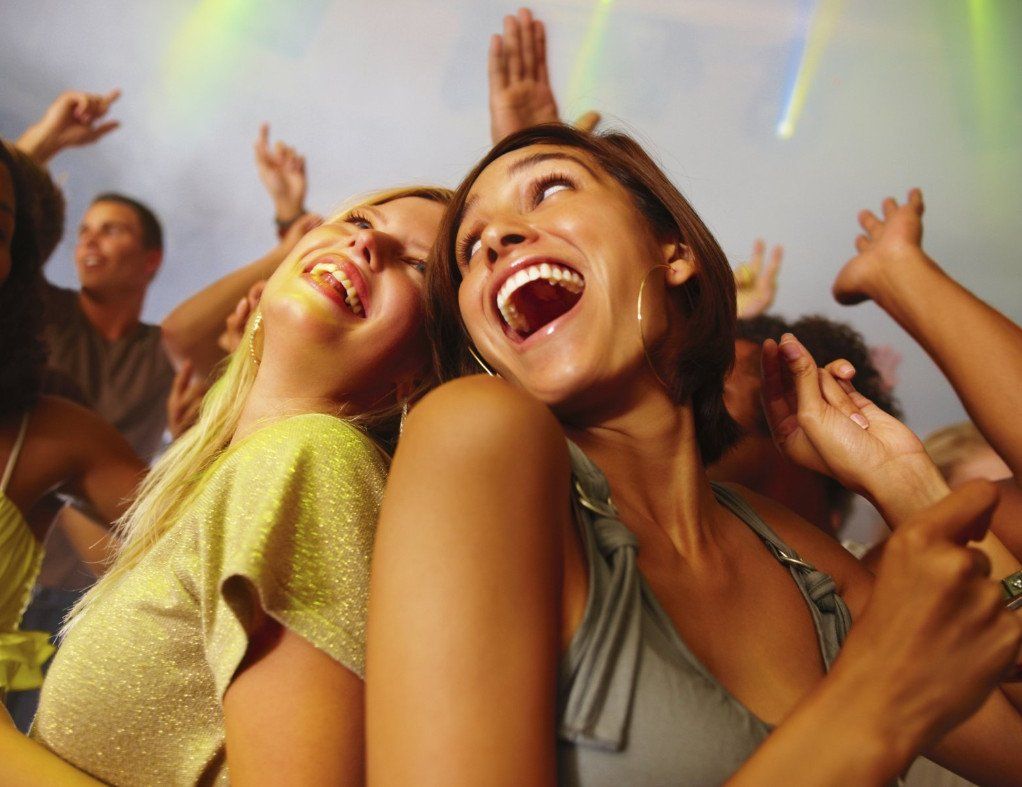 ...Im Sommer auch draußen auf unseren Sonnenterrassen... oder eben Mondlicht... Raum kostenfrei für die Studenten-Fete in Erlangen