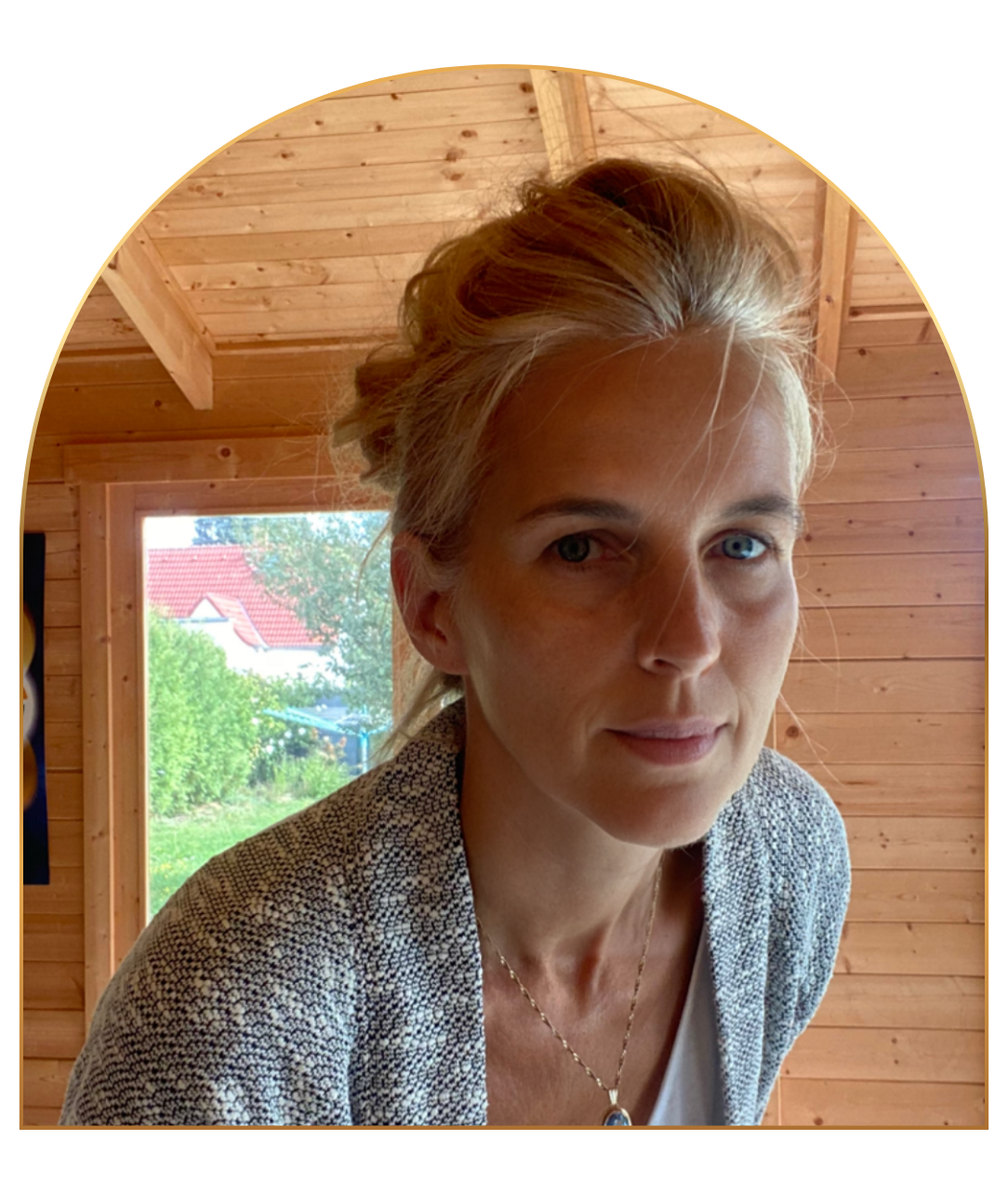 Portrait von Kathrin Landrock im Kursraum – achtsame Begleitung für innere Klarheit