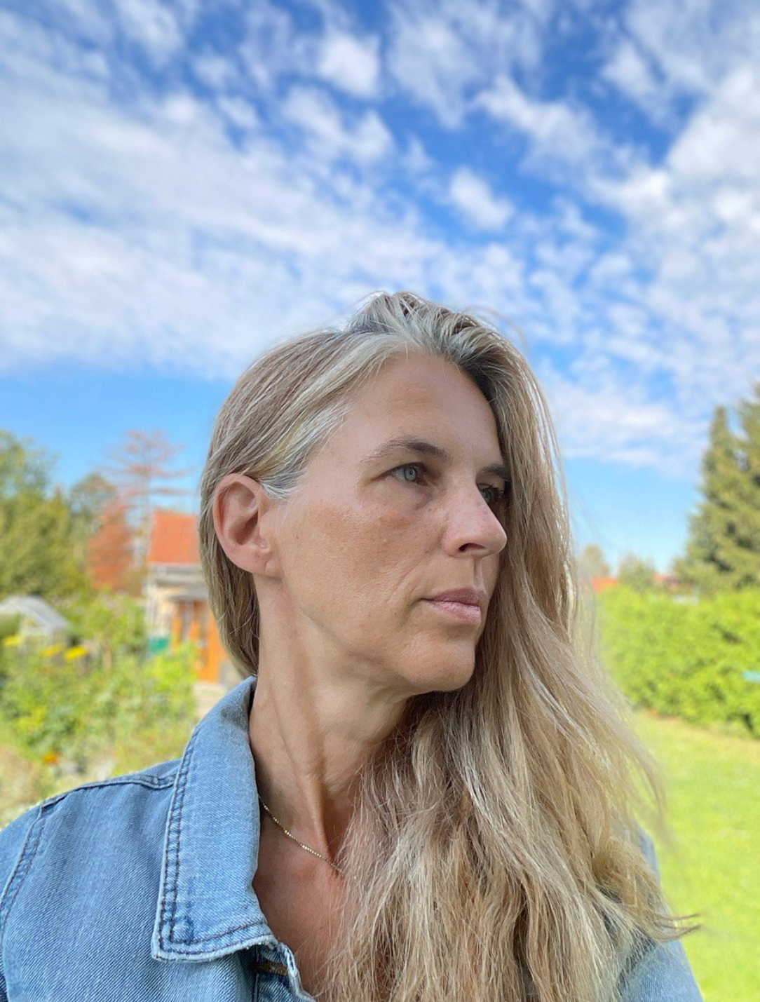 Kathrin Landrock – Coaching in Leipzig und online (Porträt im Grünen)