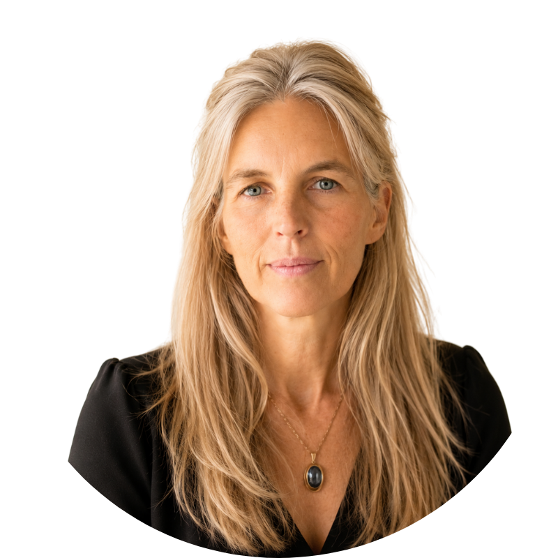 Portrait von Kathrin Landrock im Kursraum – achtsame Begleitung für innere Klarheit