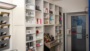 Shoppen im Kosmetik-Studio
