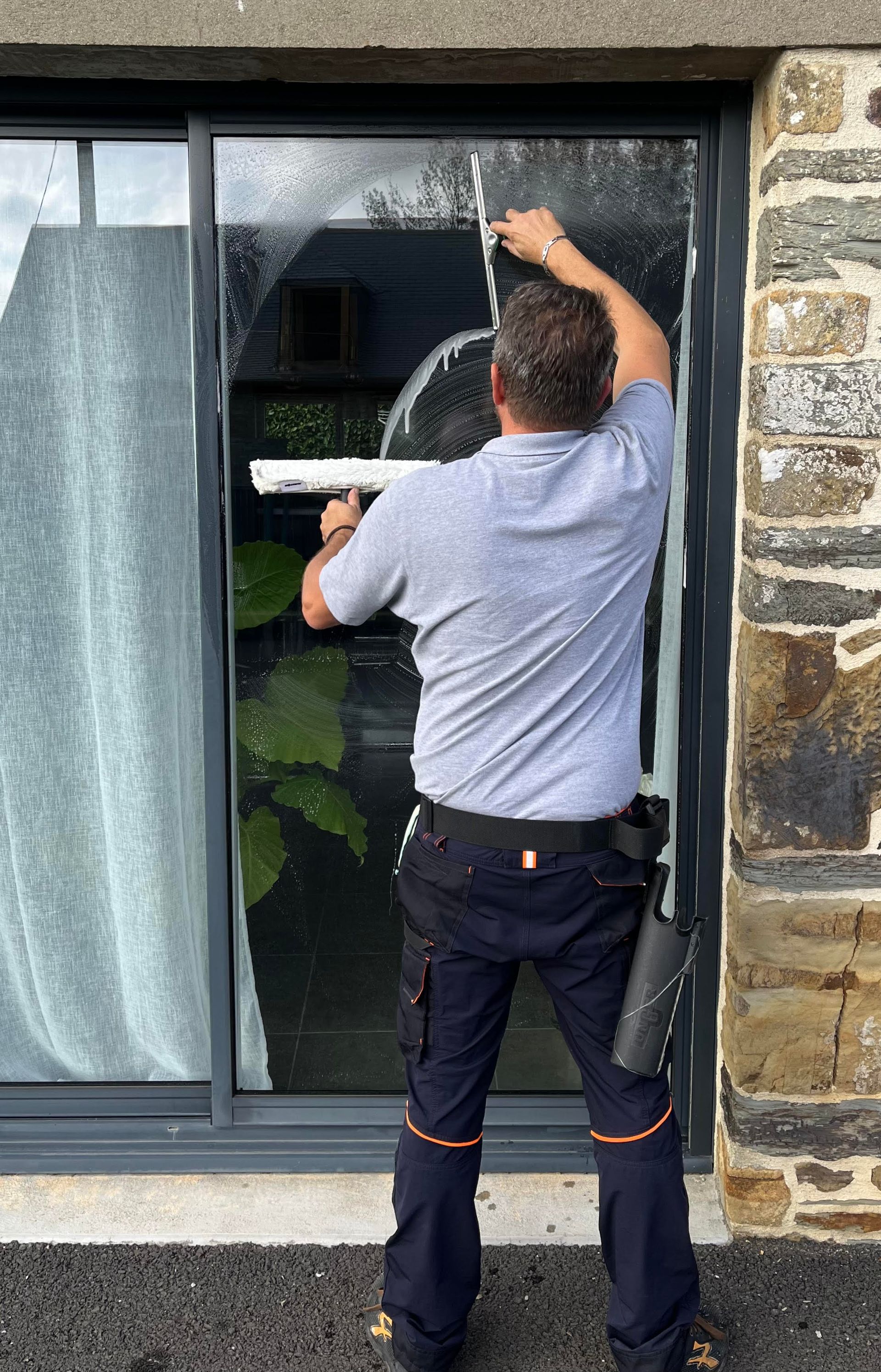 SVP Service Vitrerie Propreté, votre prestataire de confiance pour le nettoyage chez le particulier et le professionnel à Rennes, Saint Malo, Dinard, Nantes, Janzé. SVP Service vitrerie propreté nettoyage Rennes Saint Malo Dinard