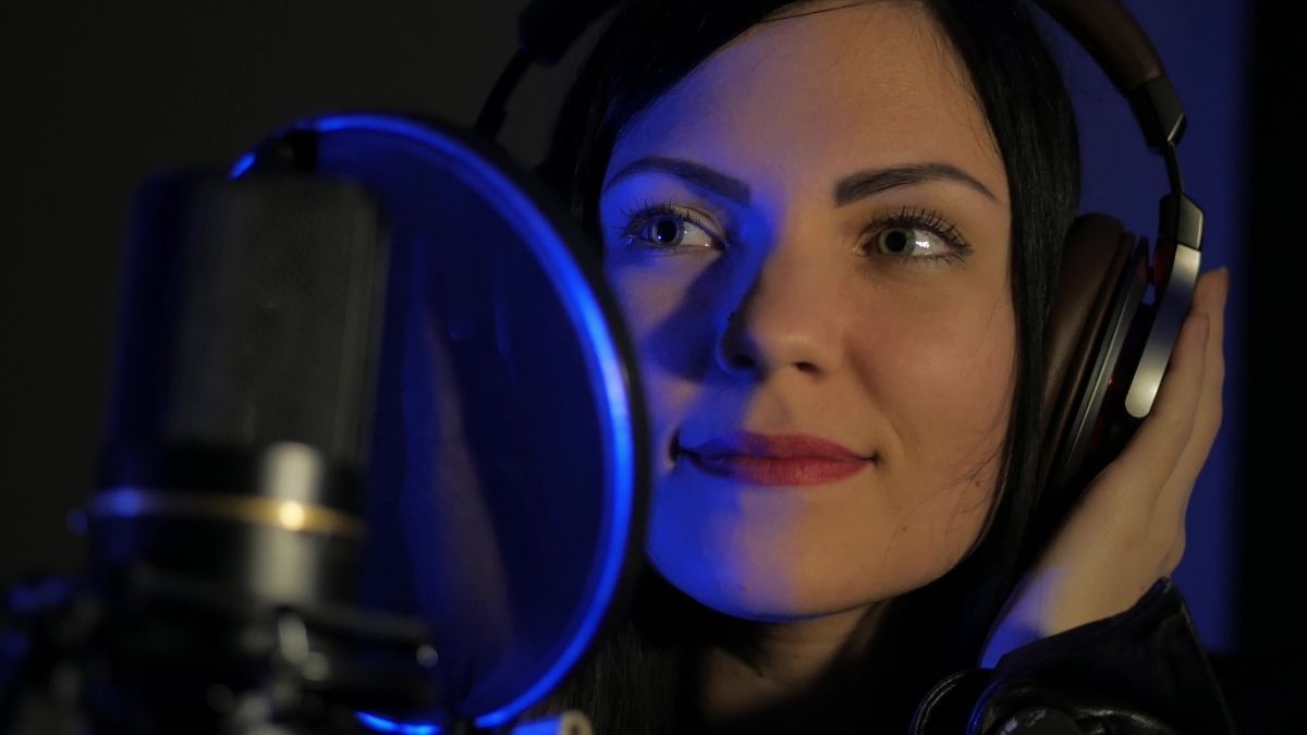 french voice gesture